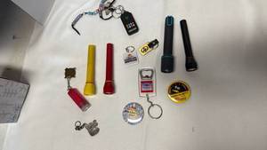 lot 3333 image: Flashlights and key chains