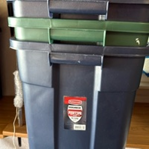 lot 3403 image: 3 Rubbermaid tubs with lids