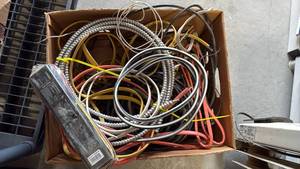 lot 3517 image: Fluorescent lamp ballast new and cable