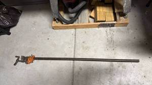 lot 3520 image: Pipe clamp