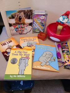 lot 7027 image: Papa Smurf Mushroom popcorn bucket, books, more