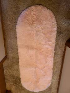 lot 7034 image: Fluffy pink rug, 24x64