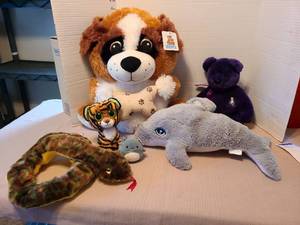 lot 7045 image: Stuffed animals.