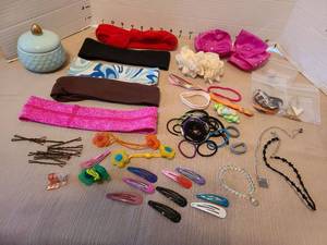 lot 7057 image: Ceramic trinket box and hair accessories.