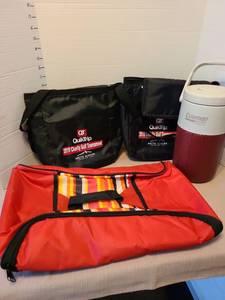 lot 7065 image: Insulated 9x13 casserole carrier, lunch bags, Coleman jug.