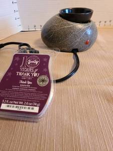 lot 7076 image: Scentsy warmer rock shapewith wax melts