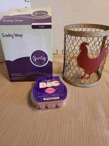 lot 7081 image: Scentsy Coop Wrap plus pack of wax melts