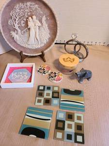 lot 7086 image: Home decor and coasters.
