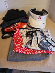 lot 7088 image: Ladies shorts and casual pants, size M, plus hats.