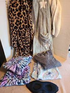 lot 7091 image: Girls robes, pajamas, size M, sleep mask