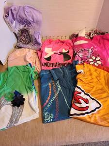 lot 7105 image: Girls t-shirts, size S