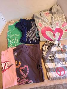 lot 7108 image: Girls Justice hoodie size 18, t-shirts size 10, 12, 14.