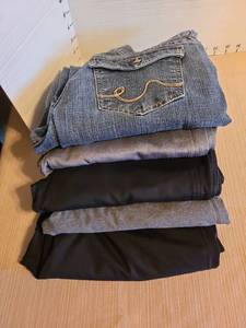 lot 7110 image: Ladies yoga pants and denim capris, size M
