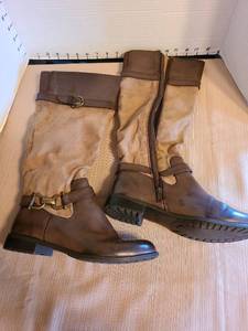 lot 7119 image: Ladies boots size 8.