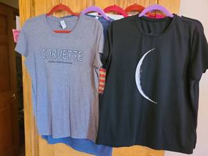 lot 7123 image: Ladies t-shirts, L and XL.