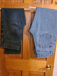 lot 7136 image: Mens jeans, 34x32, two pair