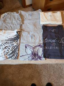 lot 7148 image: Ladies t-shirts, XL.