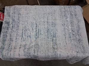 lot 3261 image: 15ft x 20ft Area Rug White With Blue Patterns