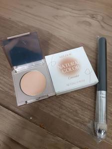 lot 537 image: Feelhoe Natural Color Concealer with Brush - Retail $8