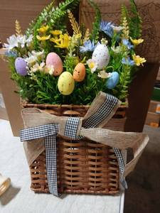 lot 49058 image: Easter Basket Floral Arrangement with Speckled Eggs - Retail $35