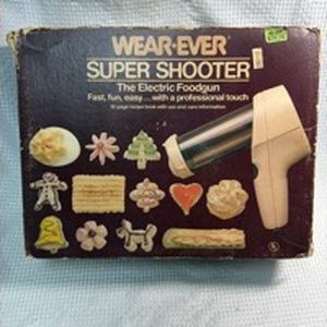 lot 27 image: Wearever Super Shooter Electric Food Gun with Decorating Discs