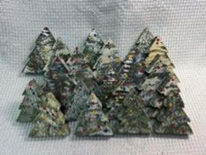 lot 29 image: Hand Painted 19-Piece Wooden Christmas Tree Decorations