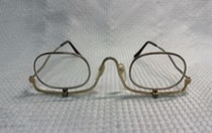 lot 54 image: Oval Wire Frame Spectacles w Flip-Down Lens Mechanisms