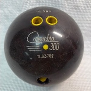 lot 92 image: Columbia 300 Black Bowling Ball w Blue Ball Bag - Retail $45