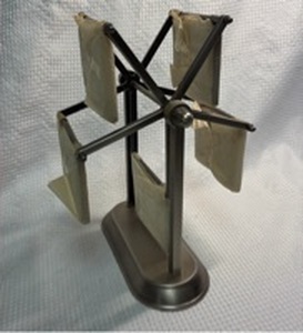 lot 190 image: Rotating Ferris-Wheel-Style Photo Frame