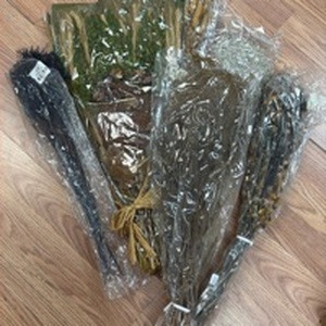 lot 220 image: 6-Bunch Natural Dried Flower Bundle