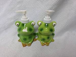 lot 224 image: Ceramic Frog Soap Dispenser Set