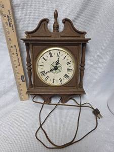 lot 225 image: Vintage Spartus Electric Wall Clock