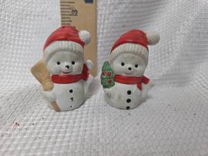 lot 231 image: Ceramic Snowman Salt and Pepper Shakers