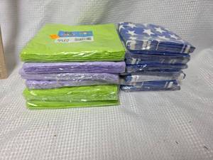 lot 251 image: Party Napkin Bundle Set - Stars and Solids