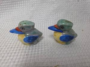 lot 253 image: Japanese Ceramic Bird Salt and Pepper Shakers