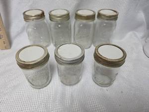 lot 255 image: Mason Jars with Self-Sealing Lids