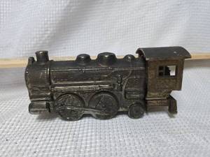 lot 262 image: Steam Locomotive Model #488 cologne bottle