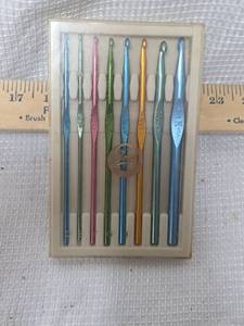 lot 268 image: Boye Metallic Crochet Hook Set