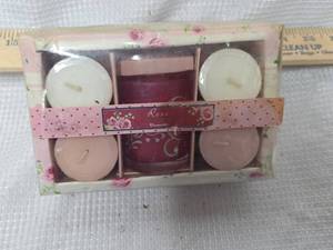 lot 277 image: Rose Scented Candle Gift Set by Dimensions