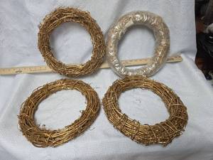 lot 279 image: Gold Metallic Grapevine Wreath Base