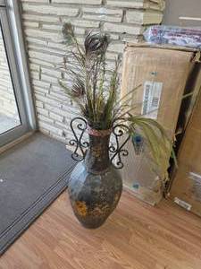 lot 298 image: Very large decorative vase with decor