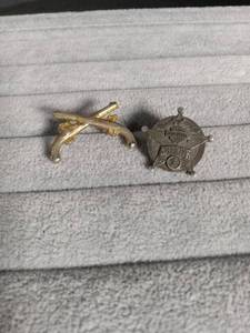 lot 2214 image: Sheriff Badge with Crossed Pistols Pin