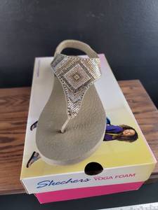 lot 2946 image: Skechers Yoga Foam Crystal Sandals Size 9