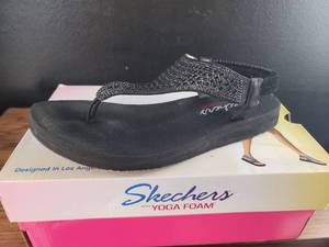 lot 2947 image: Skechers Crystal Embellished Yoga Foam Flip Flops Size 9