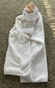 lot 43072 image: White Unicorn Hooded Blanket