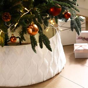 lot 69645 image: White Quilted Christmas Tree Skirt 28 inch - Retail $15