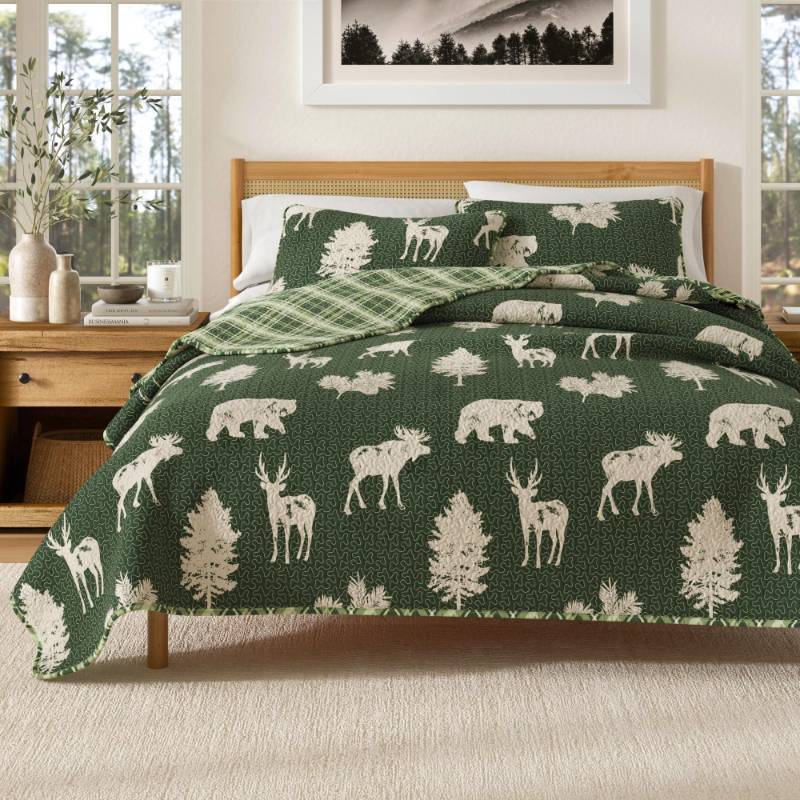 lot 56584 image: Great Bay Home Lodge Bedspread FullQueen Size Quilt with 2 Shams. Cabin 3-Piece Reversible All Season Quilt Set. Rustic Quilt Coverlet Bed Set. Rio Ridge Collection (Forest Green)