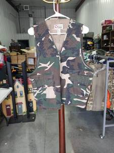lot 3799 image: Sports Afield Woodland Camo Hunting Vest Size L