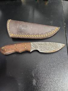 lot 3814 image: Handcrafted Damascus Steel Knife with Leather Sheath