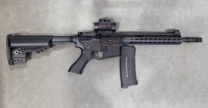 lot 3843 image: B.A.M.F. TRAINING AIRSOFT RIFLE WCLIP AND SITE